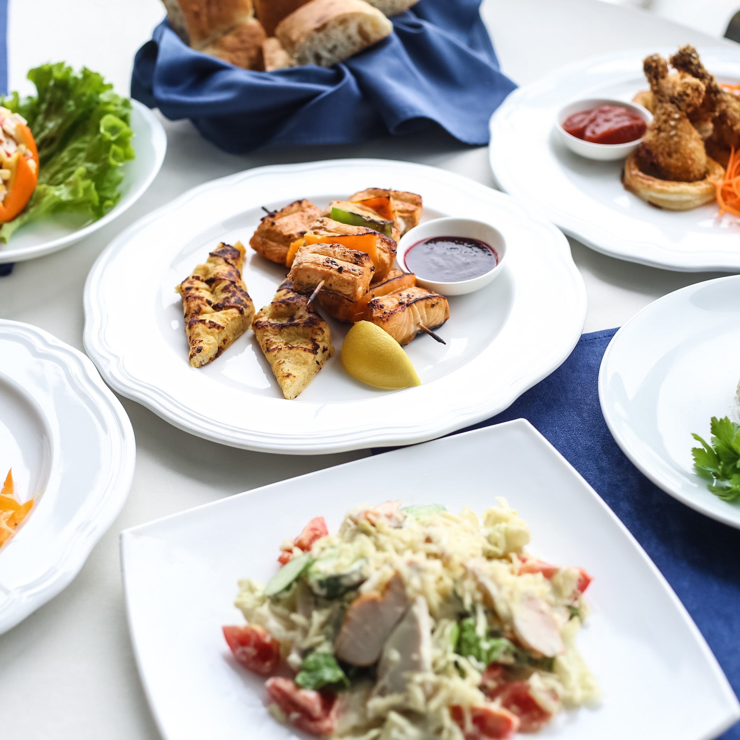 dish sets caesar tuna salad prawns chicken legs side view